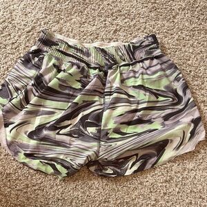 lululemon athletica Women's Green and Black Patterned Athletic Shorts. 4 inseam